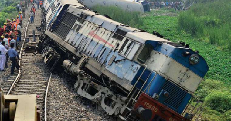 6 dead,almost 20 injured after New Farakka Express derails in Bareli