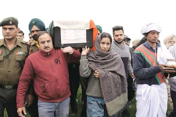 Pathankot Martyr’s Daughter Carries His Coffin To The Pyre