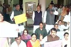 Bihar BJP MLAs protest against speaker ahead of tomorrow's floor test